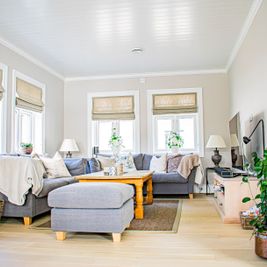 Lys stue med grå sofa